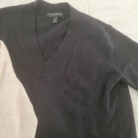 Banana Republic V-Neck Sweaters  Beige and Black - Picture 5 of 10